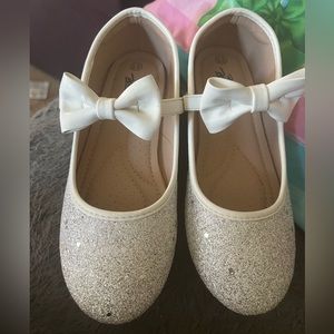 Cute and comfy silvery white girls flats size 3 excellent condition